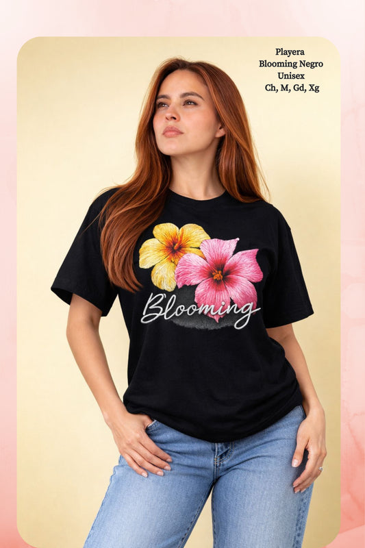 PLAYERA BLOOMING NEGRO DAMA